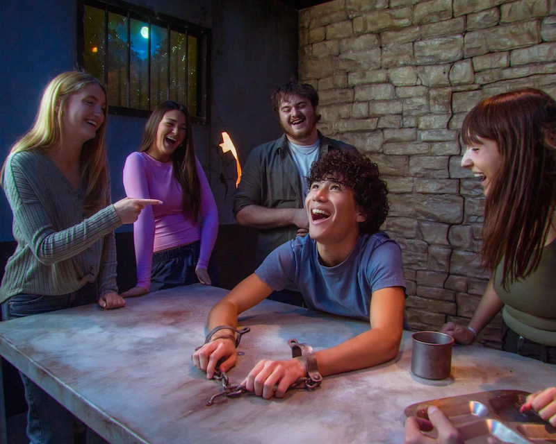 A group of friends try to solve the challenge to escape the ONE PIECE themed jail cell.