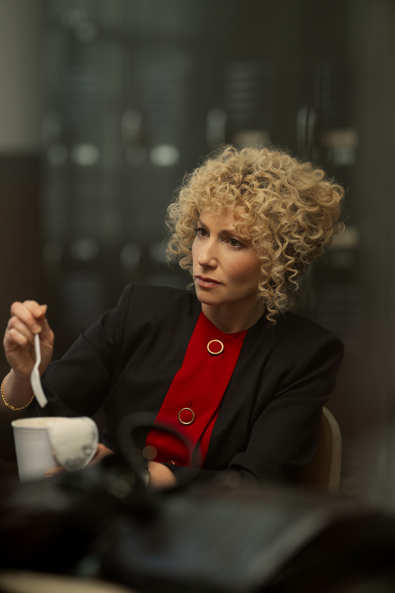 Leslie Abramson (Ari Graynor) wears a red top and black blazer.