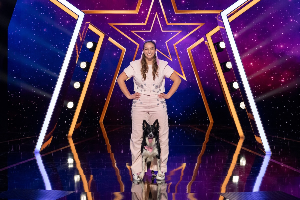 Macy y Tempo, respaldados por coloridas luces con dibujos de estrellas y una escenografía iluminada, sugieren un ambiente de espectáculo de talentos o de variedades.