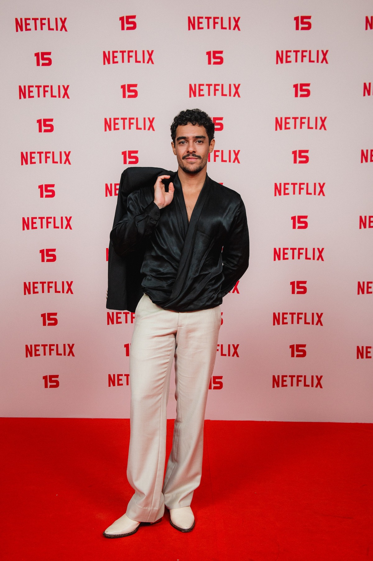 Igor Fernandez em foto no tapete vermelho