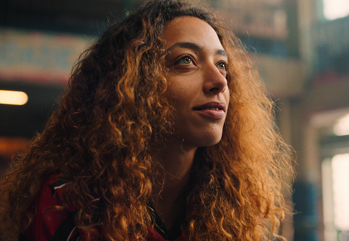 Atriz Alice Carvalho, de cabelos longos e ruivos, em cena da série “Fúria”