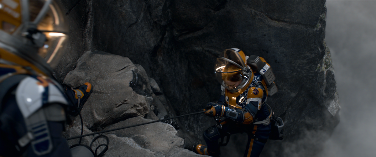 ‘Lost in Space’ Stars Pick Their Favorite Near-Death Scene
