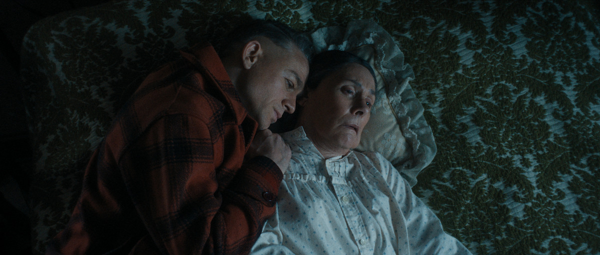 Charlie Hunnam and Laurie Metcalf in a scene from Monster: The Ed Gein Story