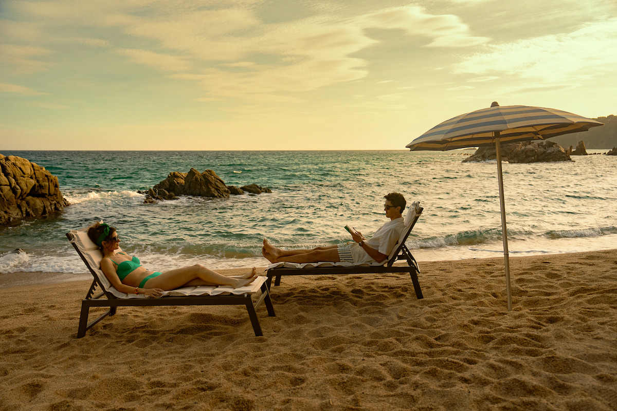 Emily Bader as Poppy and Tom Blyth as Alex in ‘People We Meet on Vacation’