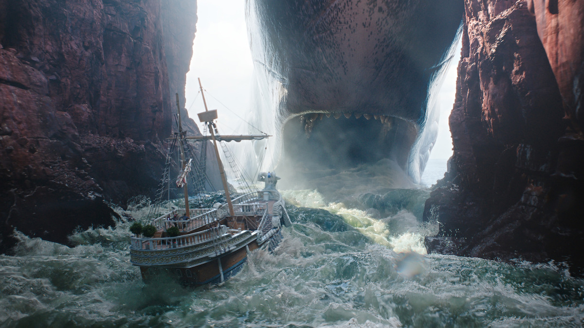 Sebuah kapal berlayar melalui perairan yang kasar ke mulut ikan paus di musim 'One Piece' 2