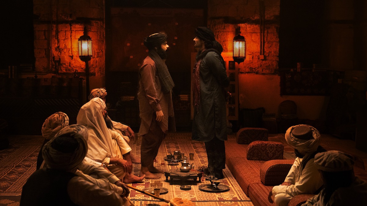 Ali Fazal como agente de inteligencia paquistaní Kahil Nahir se enfrenta al líder de un campamento de milicias talibanes en una producción aún de 'Kandahar'.