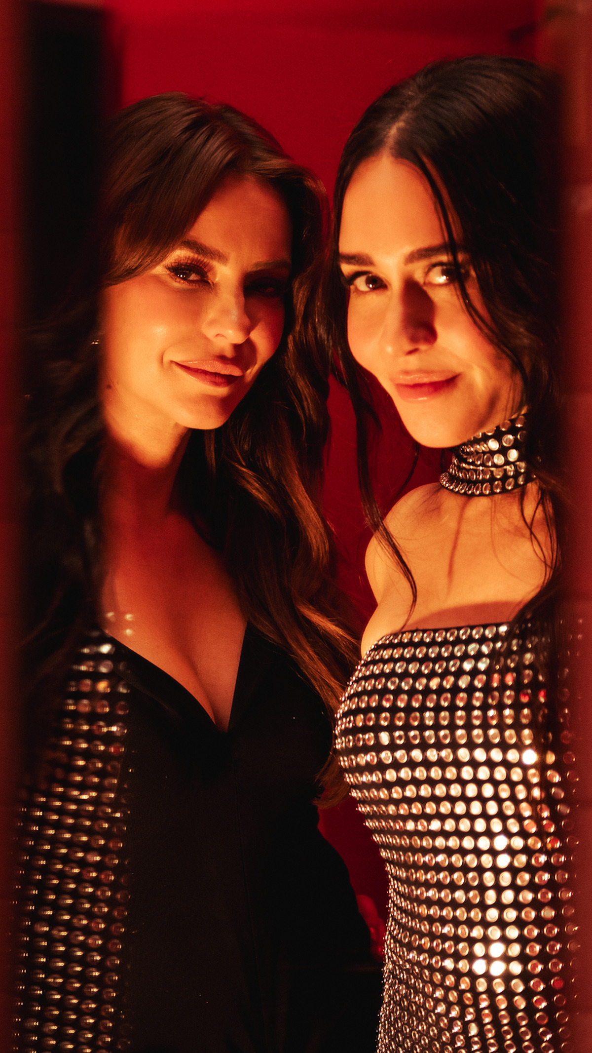 Paola Oliveira e Alessandra Negrini posam em uma foto no espelho do banheiro