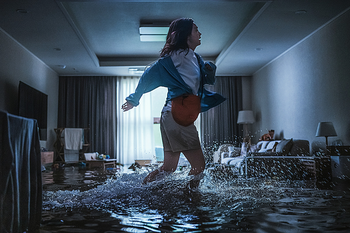 Kim Da-mi, as Koo An-na, runs through rising floodwaters in her apartment in ‘The Great Flood.’