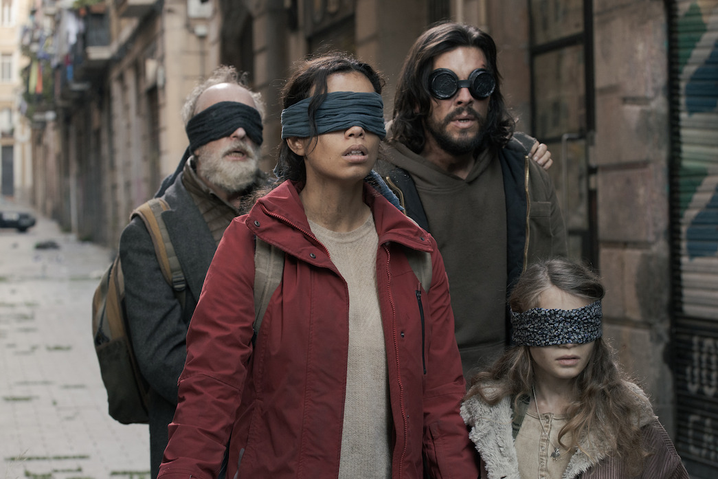 Gonzalo de Castro as Roberto, Georgina Campbell as Claire, Mario Casas as Sebastian, Naila Schuberth as Sophia in Bird Box Barcelona