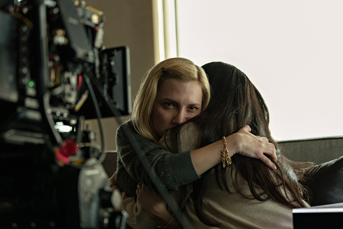 Lorena Comparato e Denise Weinberg se abraçam em cena de Elize: Sombras de uma Mulher
