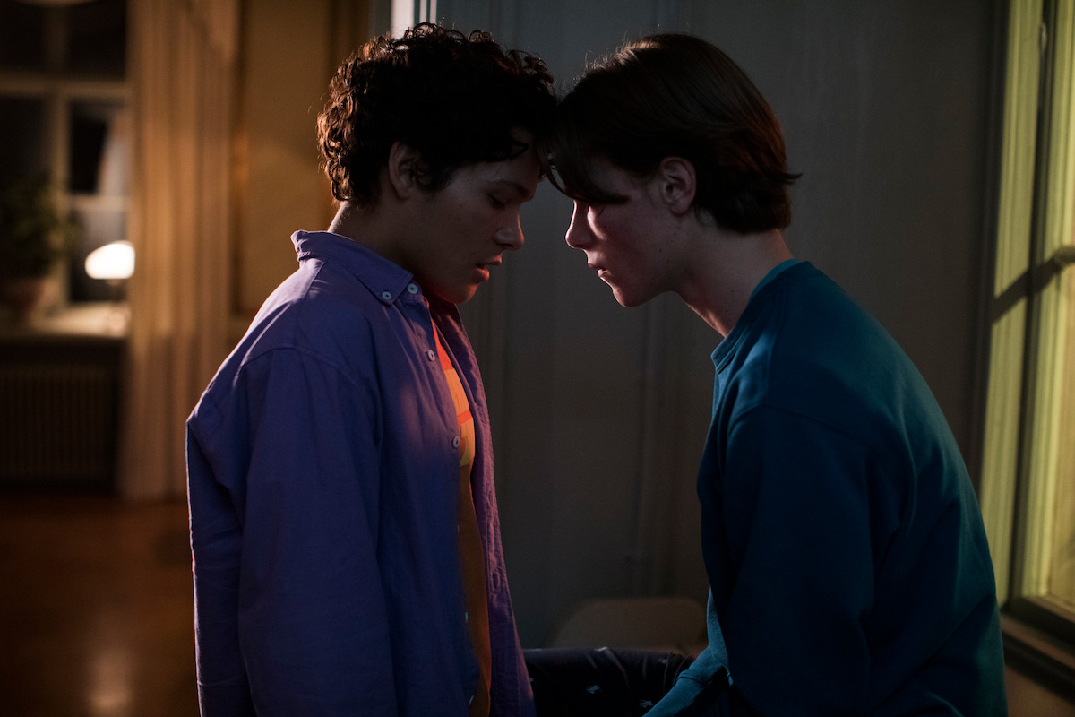 A Breakdown Of the Kiss In The Rain Scene from 'Heartstopper' - Netflix  Tudum