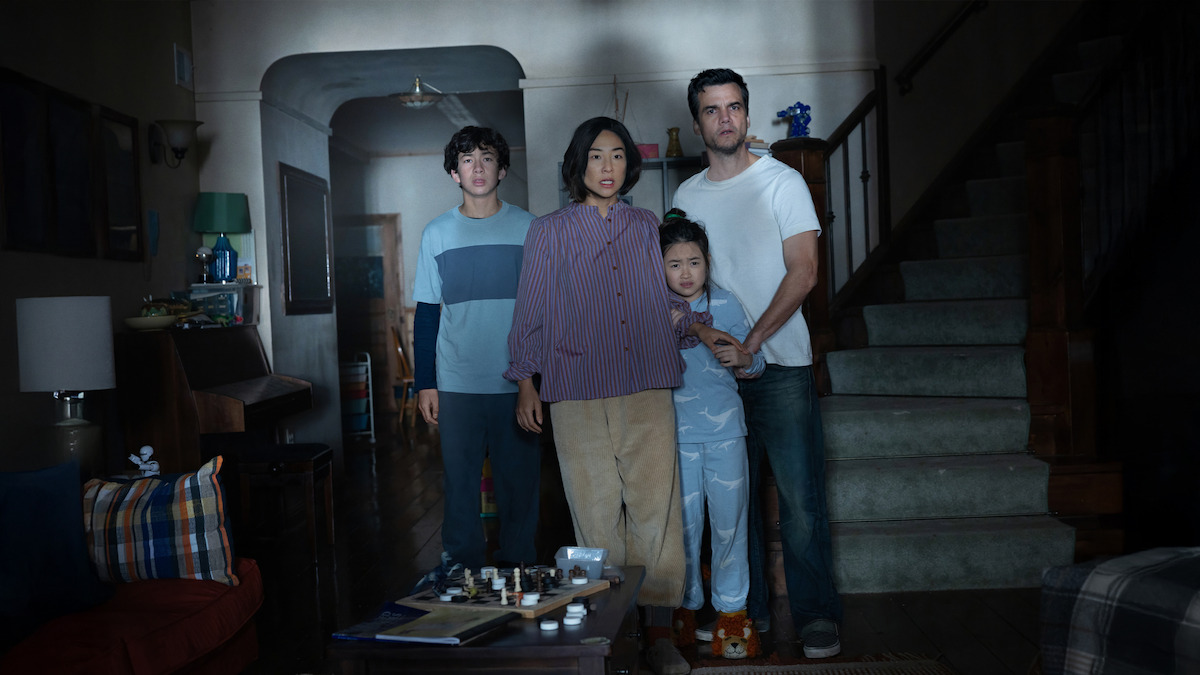 Noah Alexander Sosnowski, Greta Lee, Riley Chung e Wagner Moura em cena de “A Última Casa”