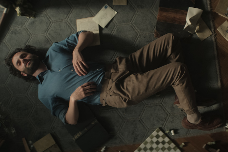 Badgley as Joe Goldberg on the ground. 