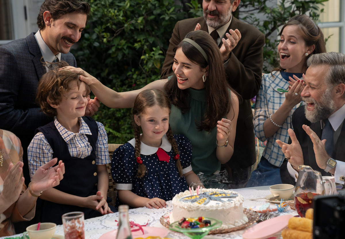 Emiliano Zurita as Leo, Alexander Varela as Isaac, Marion Sirot as Tamara, Tessa Ia as Valeria, Natasha Dupeyrón as Gabriela, Juan Manuel Bernal as Samuel celebrate Isaac's birthday in