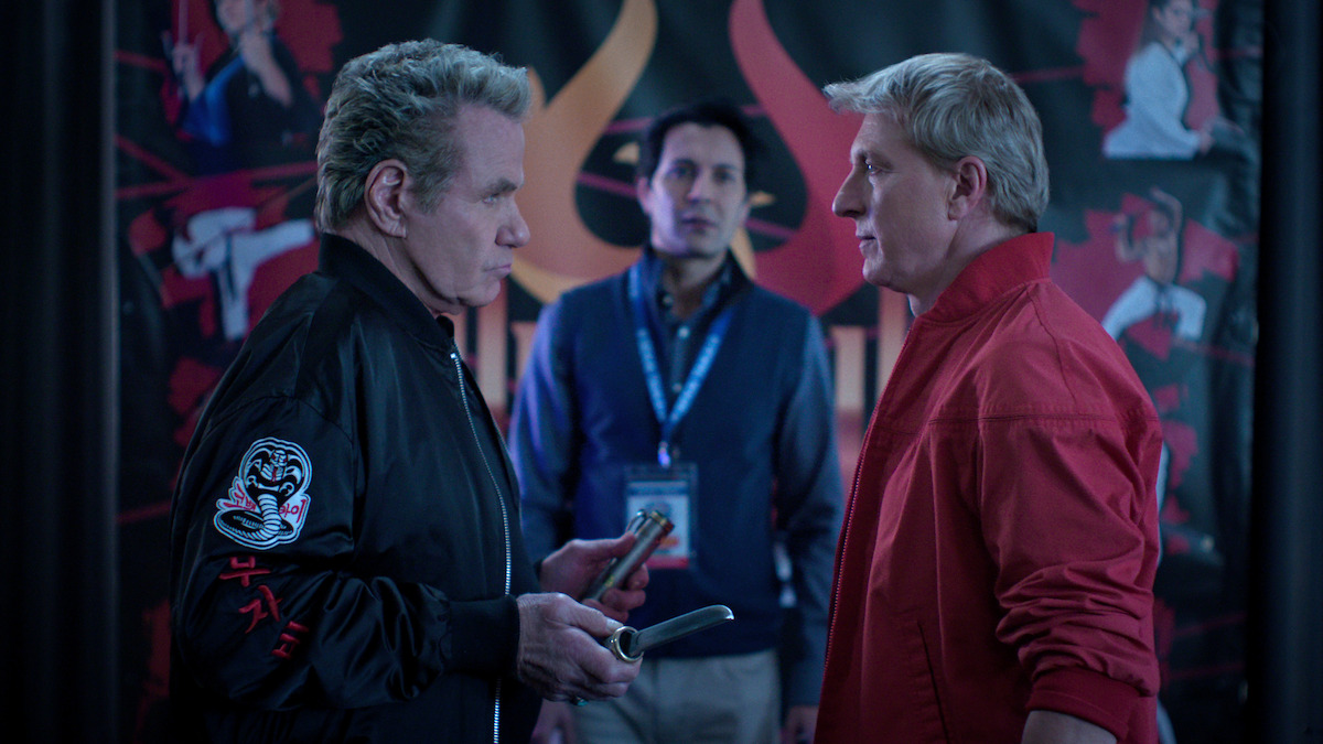 Martin Kove dans le rôle de John Kreese et William Zabka dans le rôle de Johnny Lawrence s'affrontent dans la saison 6 de « Cobra Kai ».