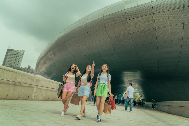 Anna Cathcart as Kitty, Lana Condor as Lara Jean, and Janel Parrish as Margot sightseeing.
