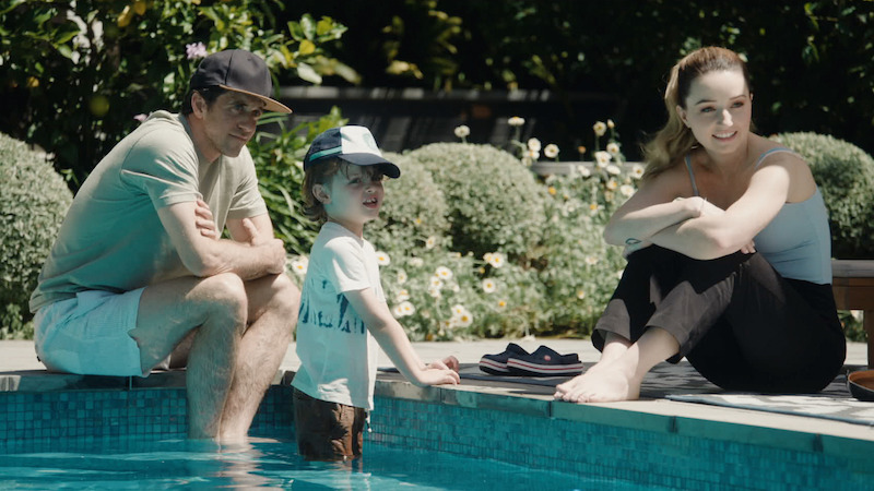 Ashley Zukerman as Clive and Kaitlyn Dever as Belle in 'Apple Cider Vinegar'