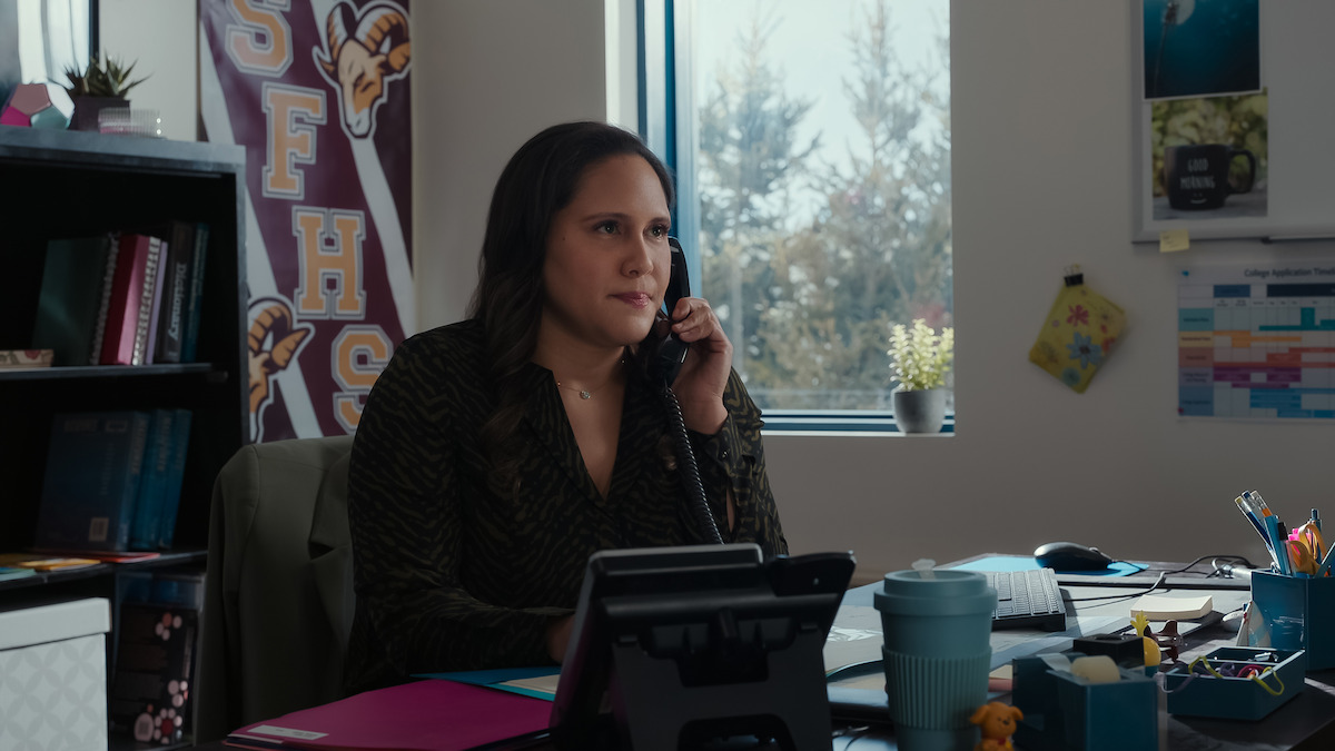 Ashley Tavares nel ruolo di Tara seduta alla sua scrivania in un ufficio nella prima stagione di "La mia vita con i Walter Boys"