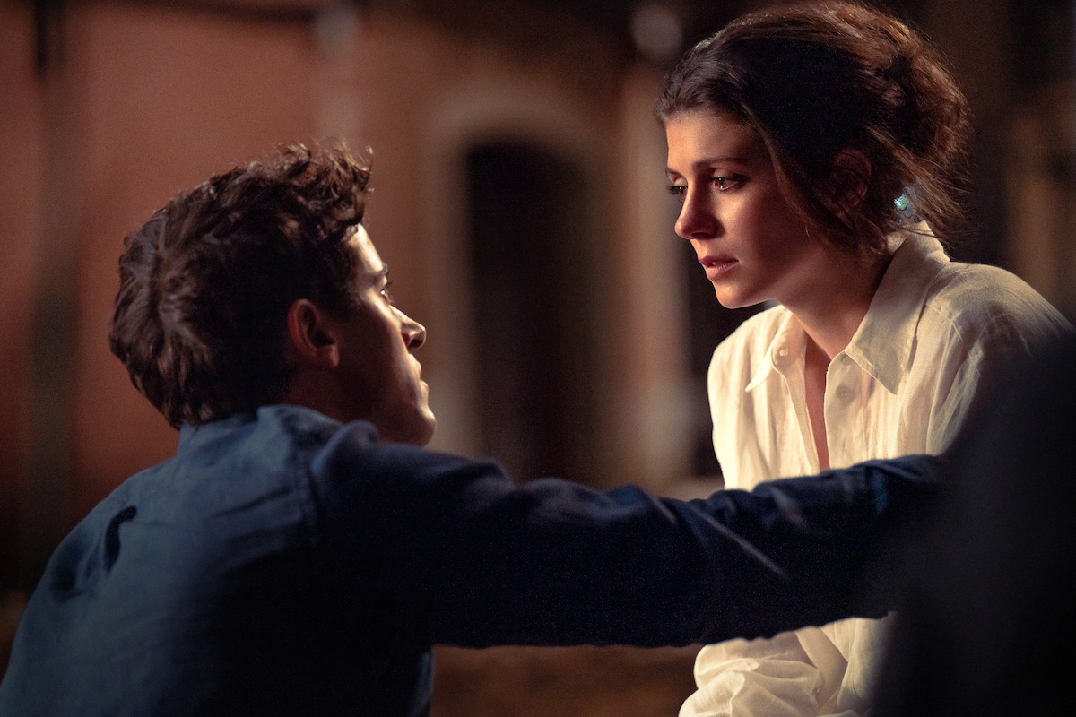 Tom Blyth as Alex and Emily Bader as Poppy in ‘People We Meet on Vacation’