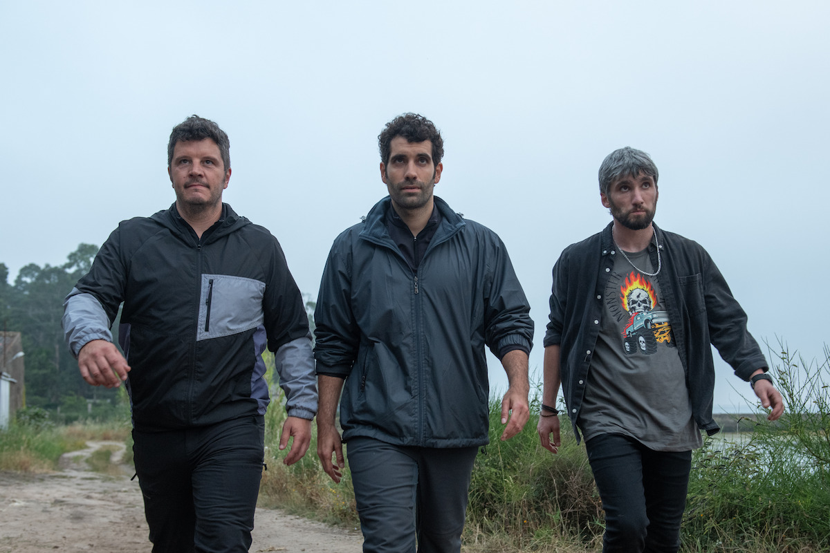 Xosé Antonio Touriñán as Nilo, Tamar Novas as Daniel, and Chechu Salgado walk together in ‘Gangs of Galicia’