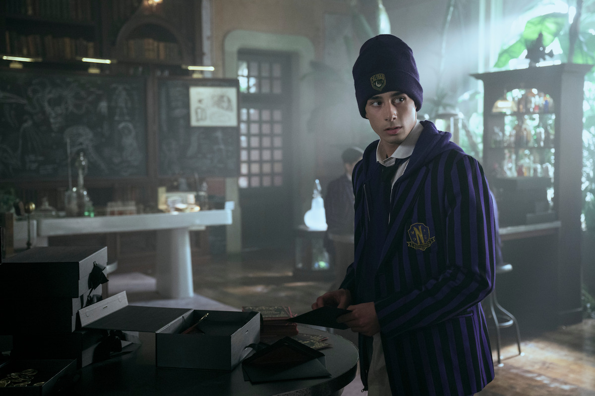 Conheça o elenco e personagens de Wandinha Temporada 2 A segunda temporada de Wandinha finalmente chegou à Netflix trazendo ainda mais mistério, humor sombrio e novos rostos para agitar a Nevermore Academy. Entre o retorno de personagens icônicos da família Addams e a estreia de figuras enigmáticas que prometem virar a vida de Wandinha de cabeça para baixo, a trama mergulha em intrigas sobrenaturais, conflitos familiares e segredos mortais. Georgie Farmer as Ajax Petropolus in Season 2 of ‘Wednesday’