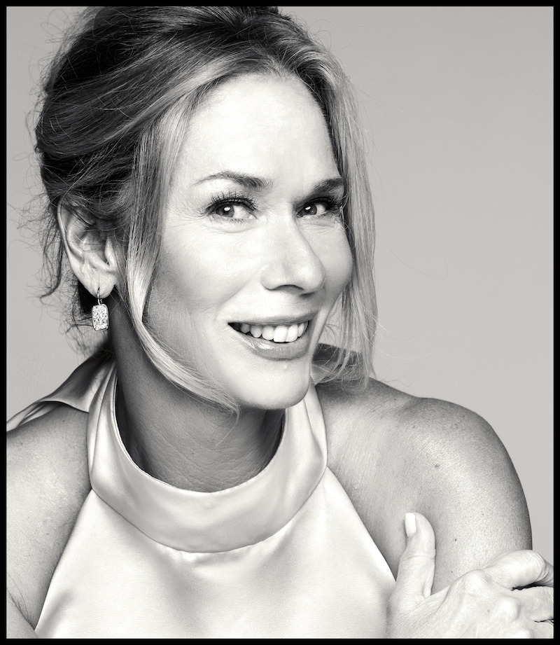 Leanne Morgan smiles for the camera.