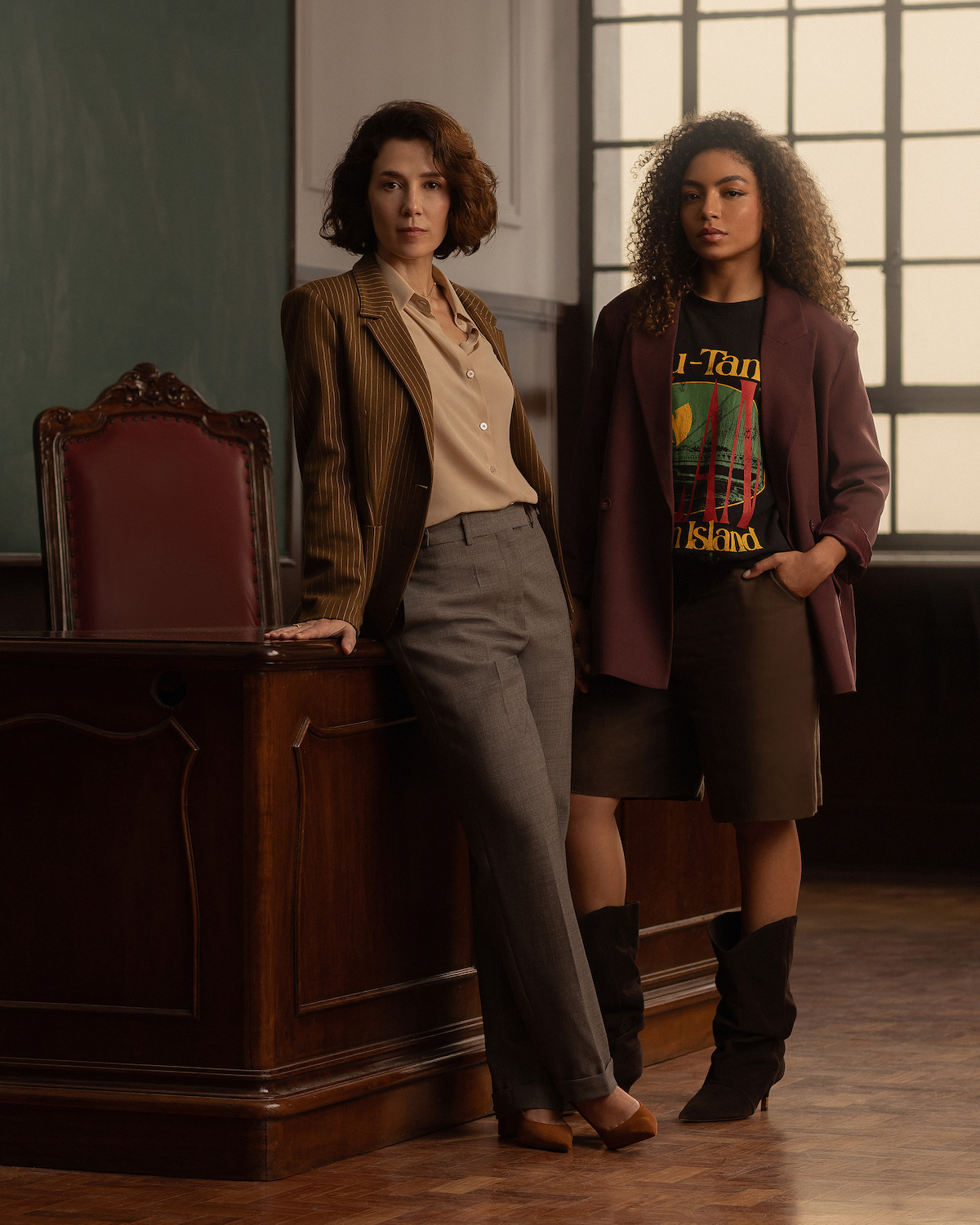 Duas mulheres, as atrizes Marjorie Estiano e Any Gabrielly, posam lado a lado no set de filmagem da série ‘Habeas Corpus’