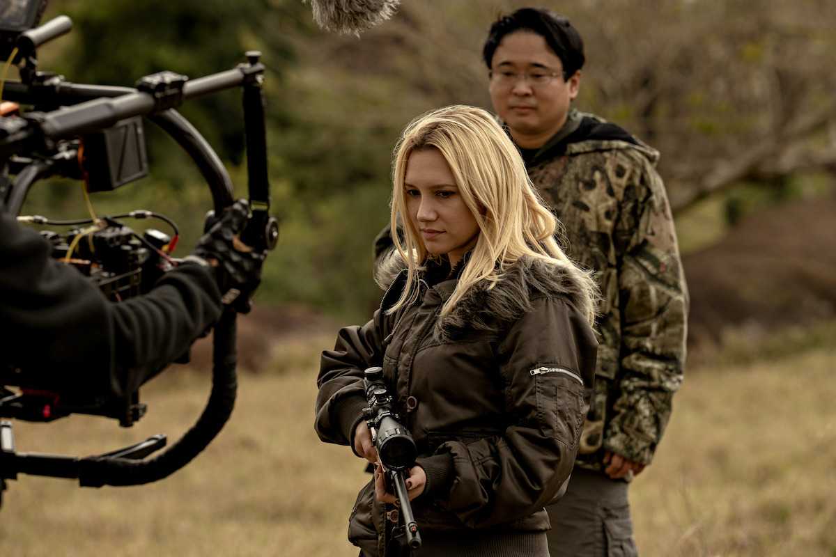 Imagem mostra os bastidores de uma cena do filme Elize: Sombras de uma Mulher em que Elize e Marcus estão caçando