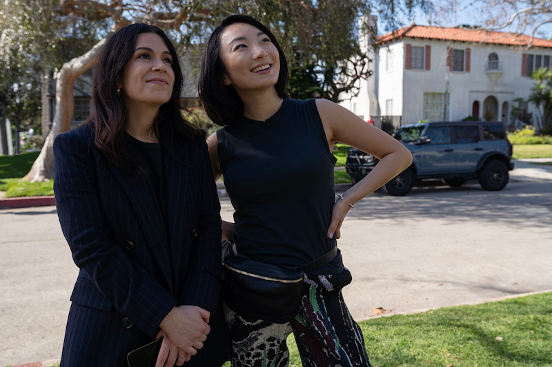 Abbi Jacobson as Leslie and Poppy Liu as Sarah in Season 1 of 'No Good Deed'