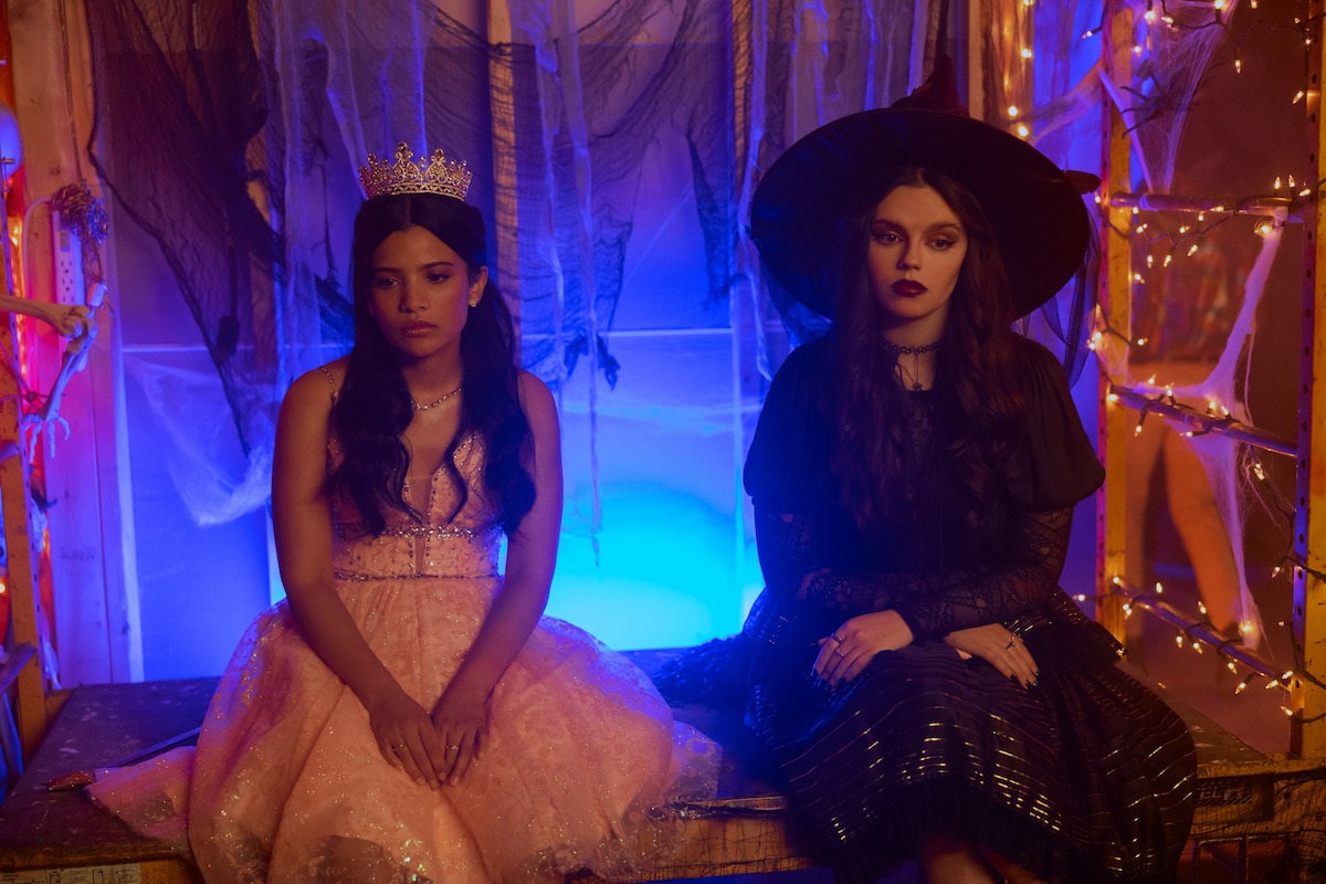 My Life with the Walter Boys. (L to R) Nikki Rodriguez as Jackie, Ellie O’Brien as Grace in episode 209 of My Life with the Walter Boys. Cr. David Brown/Netflix © 2025