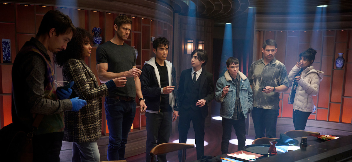 Robert Sheehan as Klaus Hargreeves, Emmy Raver-Lampman as Allison Hargreeves, Tom Hopper as Luther Hargreeves, Justin H. Min as Ben Hargreeves, Aidan Gallagher as Number Five, Elliot Page as Viktor Hargreeves, David Castañeda as Diego Hargreeves, Ritu Arya as Lila Pitts in Episode 401 of ‘The Umbrella Academy’
