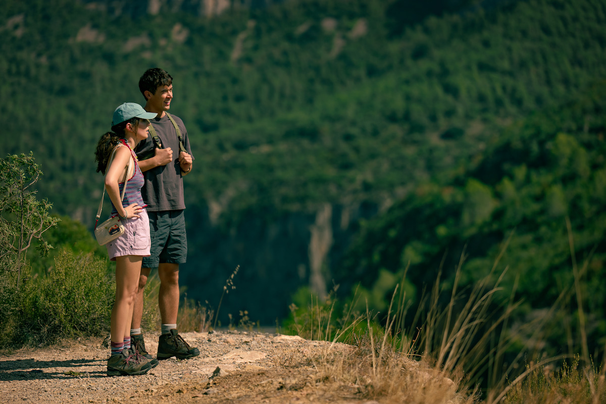 Emily Bader as Poppy and Tom Blyth as Alex in ‘People We Meet on Vacation’