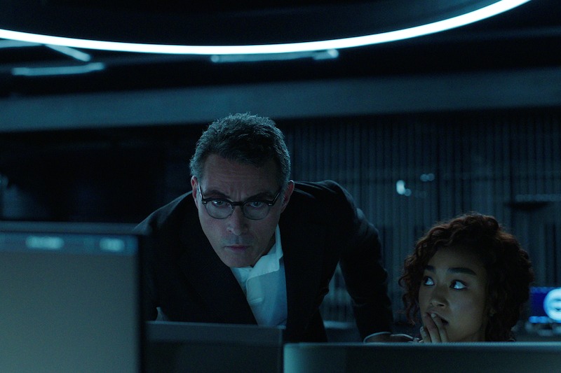 Roger Salas (Rufus Sewell) and Hannah Kim (Tati Gabrielle)