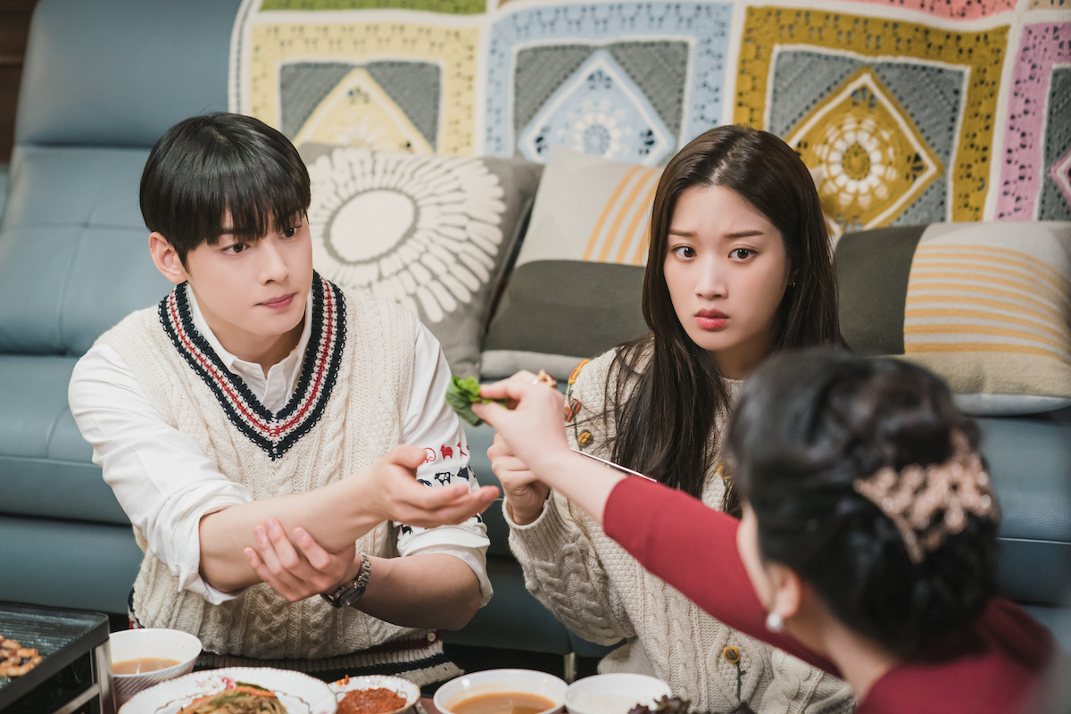 Moon Ga-young as Lim Ju-kyung and Cha Eun-woo as Lee Su-ho eat dinner at Ju-kyung’s house in ‘True Beauty.’