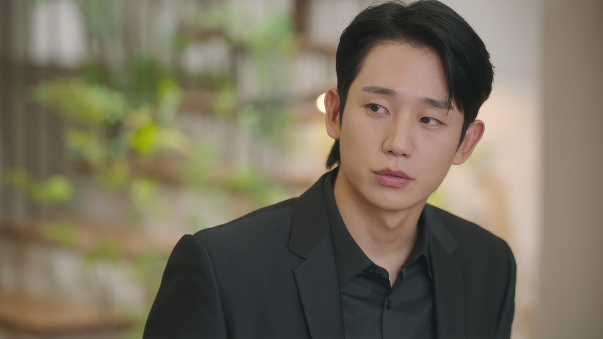 Jung Hae-in as Choi Seung-hyo dresses in all-black in an image from the series ‘Love Next Door.’