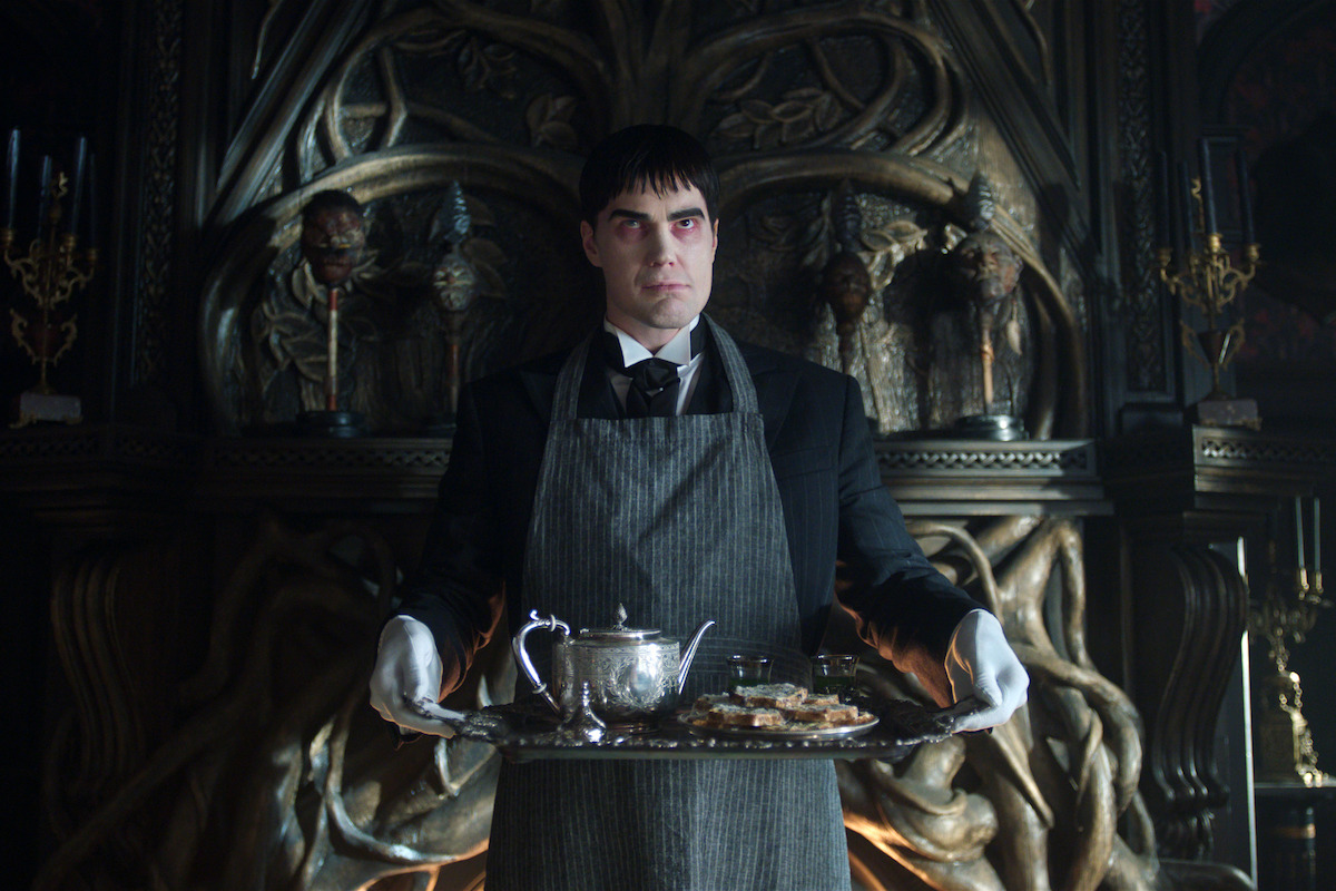 Conheça o elenco e personagens de Wandinha Temporada 2 A segunda temporada de Wandinha finalmente chegou à Netflix trazendo ainda mais mistério, humor sombrio e novos rostos para agitar a Nevermore Academy. Entre o retorno de personagens icônicos da família Addams e a estreia de figuras enigmáticas que prometem virar a vida de Wandinha de cabeça para baixo, a trama mergulha em intrigas sobrenaturais, conflitos familiares e segredos mortais. Joonas Suotamo as Lurch in ‘Wednesday’ Season 2.