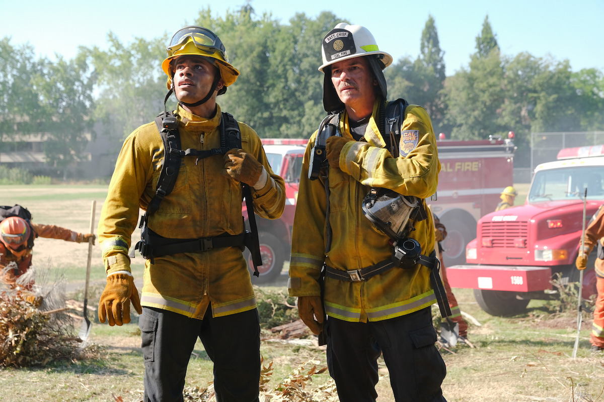 Jordan Calloway as Jake Crawford and Billy Burke as Chief Vince Leone face a fire together in ‘Fire Country.’