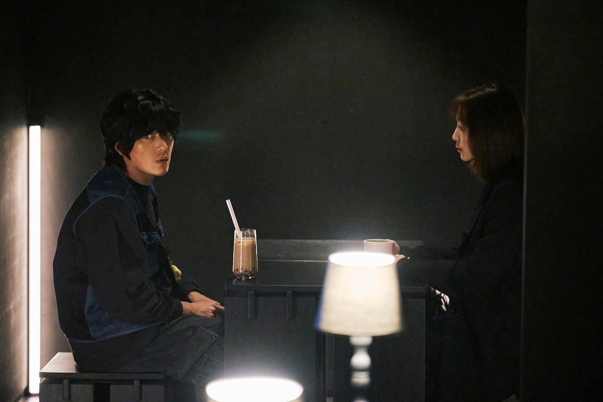 Jang Seung-jo as Jang Kang and Jeon So-nee as Jo Eun-su have coffee together in ‘As You Stood By.’