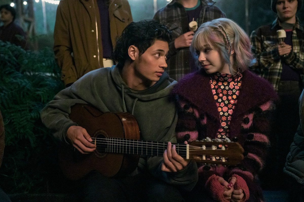 Conheça o elenco e personagens de Wandinha Temporada 2 A segunda temporada de Wandinha finalmente chegou à Netflix trazendo ainda mais mistério, humor sombrio e novos rostos para agitar a Nevermore Academy. Entre o retorno de personagens icônicos da família Addams e a estreia de figuras enigmáticas que prometem virar a vida de Wandinha de cabeça para baixo, a trama mergulha em intrigas sobrenaturais, conflitos familiares e segredos mortais. Noah B. Taylor as Bruno and Emma Myers as Enid Sinclair in Season 2 of ‘Wednesday’