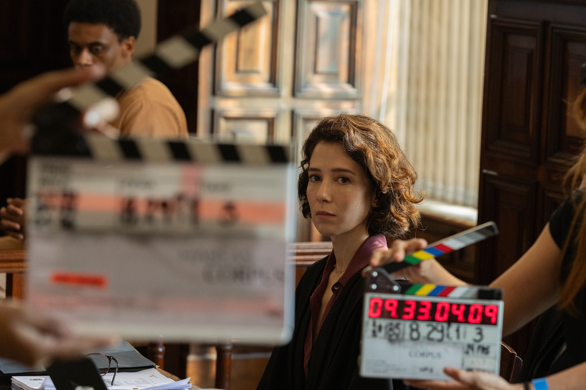 Atriz Marjorie Estiano posa para foto em meio a claquetes, no set de filmagem de ‘Habeas Corpus’