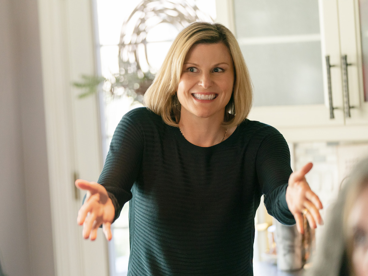 Jennifer Robertson as Lisa in Single All the Way 