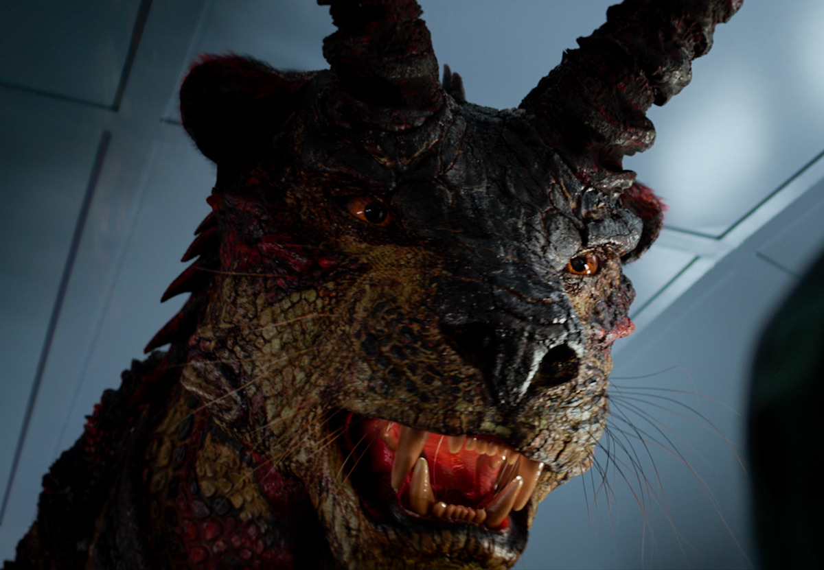 Um monstro com cabeça de felino e chifres