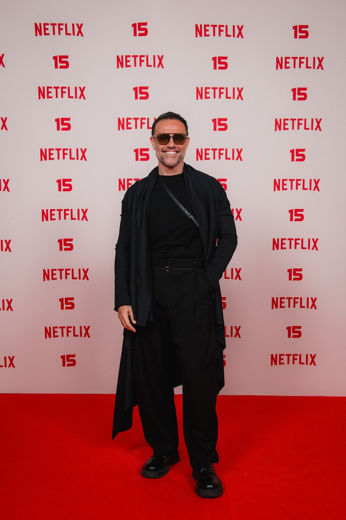 Alex Nader posa para foto no tapete vermelho