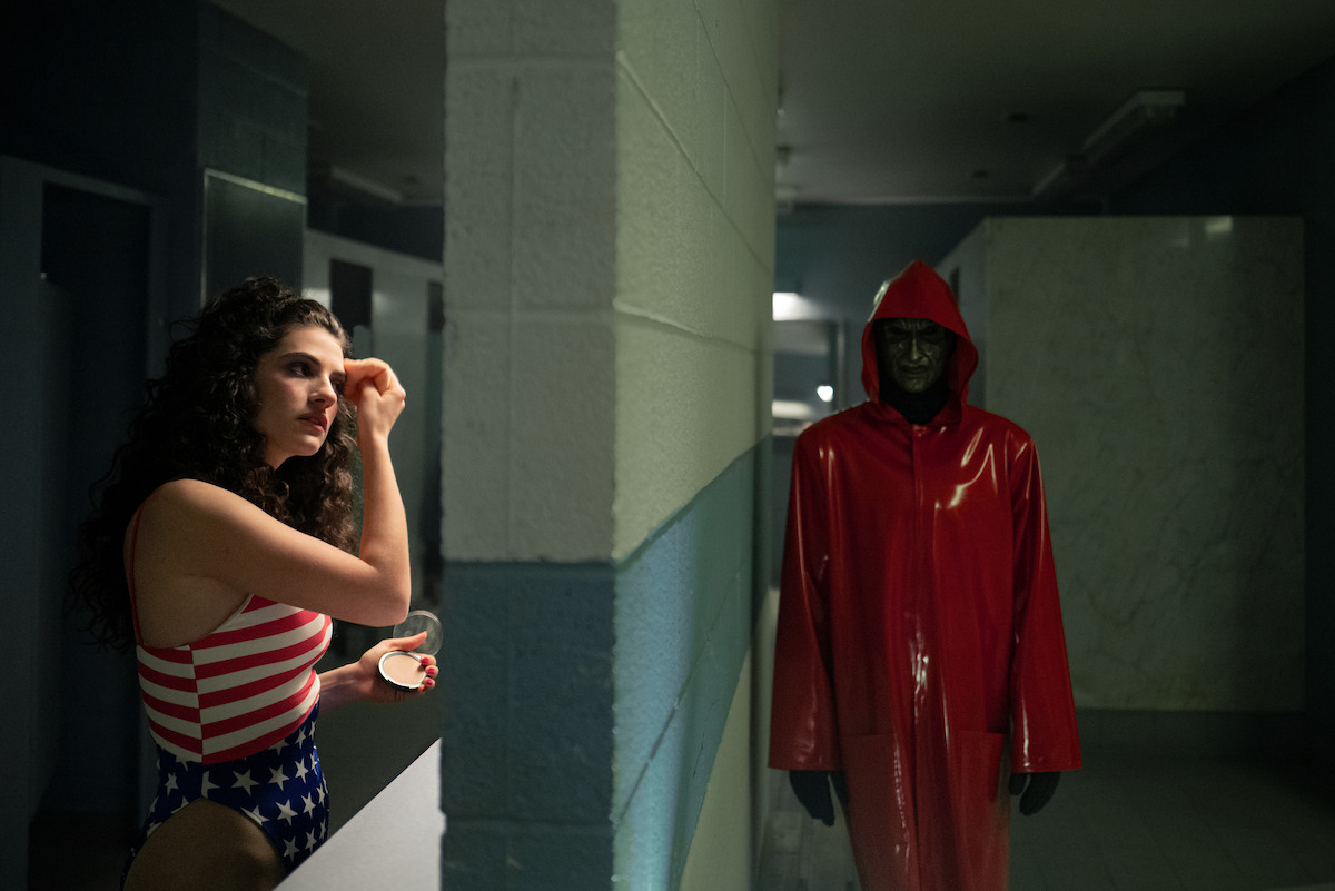 Fear Street: Prom Queen. (L-R) Ella Rubin as Melissa and The Killer in Fear Street: Prom Queen. Cr. Alan Markfield/Netflix © 2025.