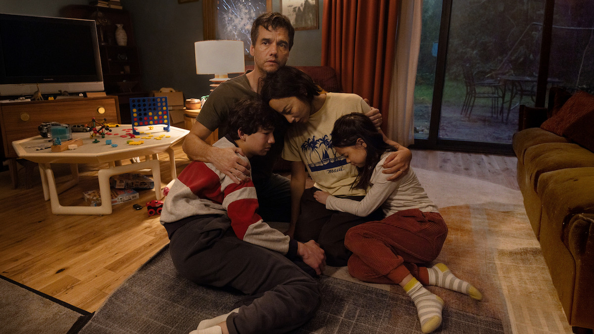 Noah Alexander Sosnowski, Greta Lee, Riley Chung e Wagner Moura em cena de “A Última Casa”