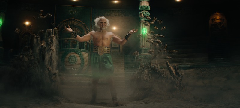 Utkarsh Ambudkar como o rei Bumi ergue os braços para dobrar terra na temporada 1 de ‘Avatar: O Último Mestre do Ar’