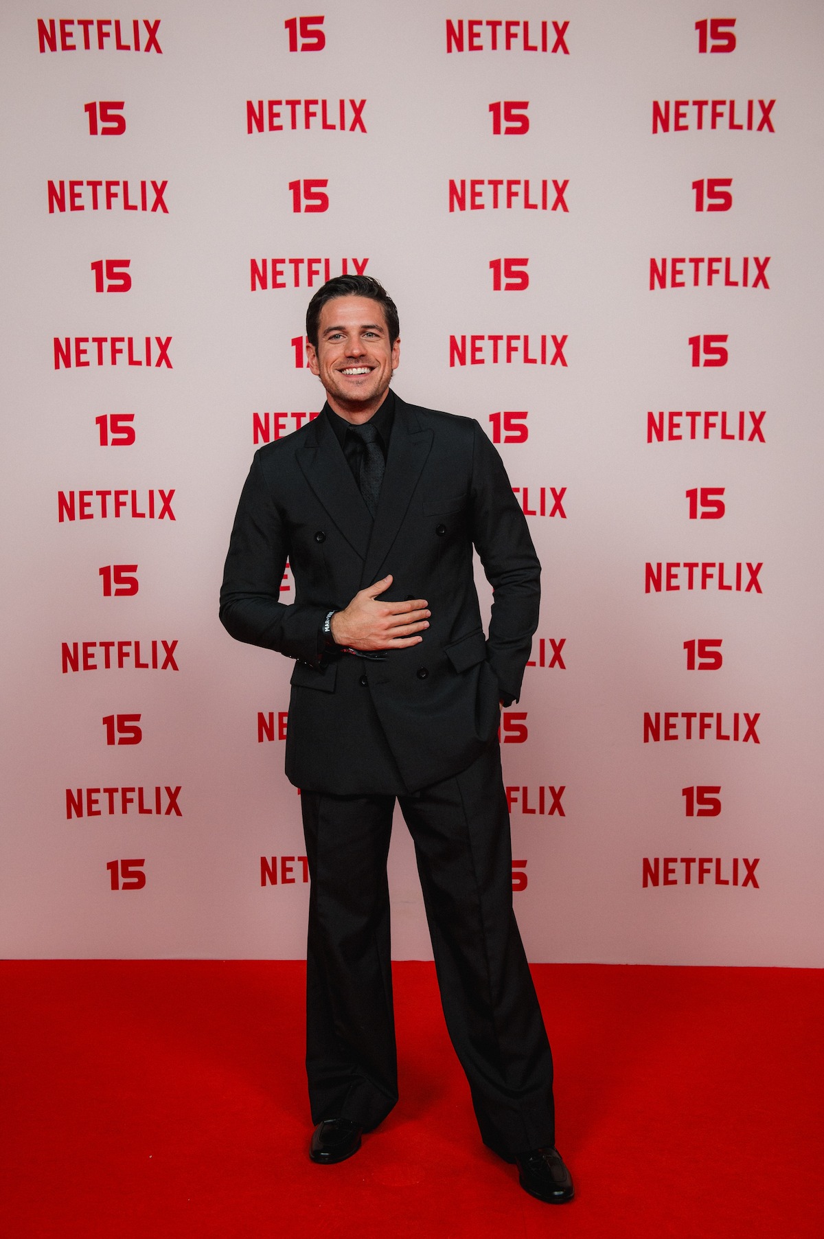 Marco Pigossi em foto no tapete vermelho