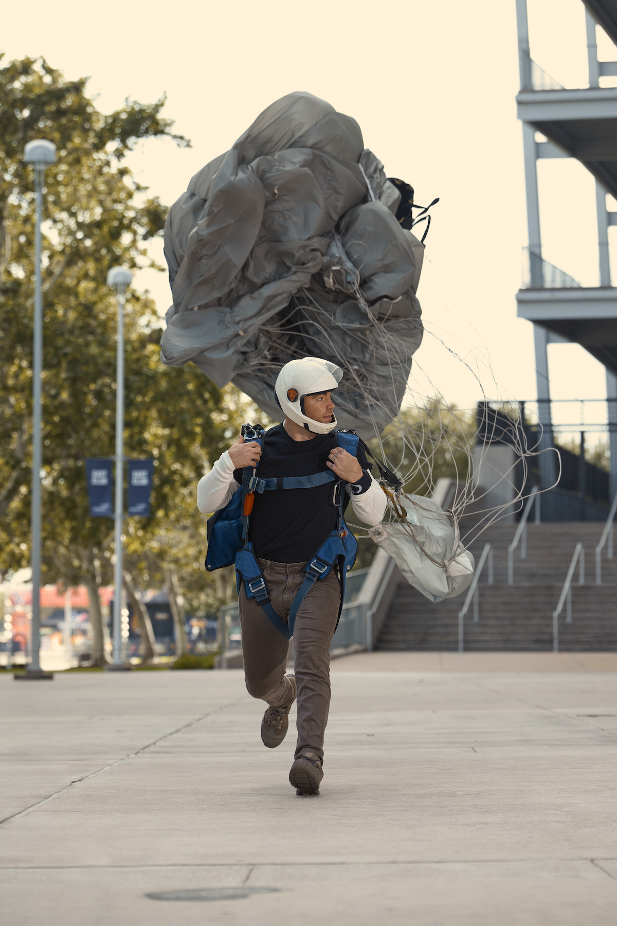 Gabriel Basso of ‘The Night Agent’ training for his epic blimp stunt