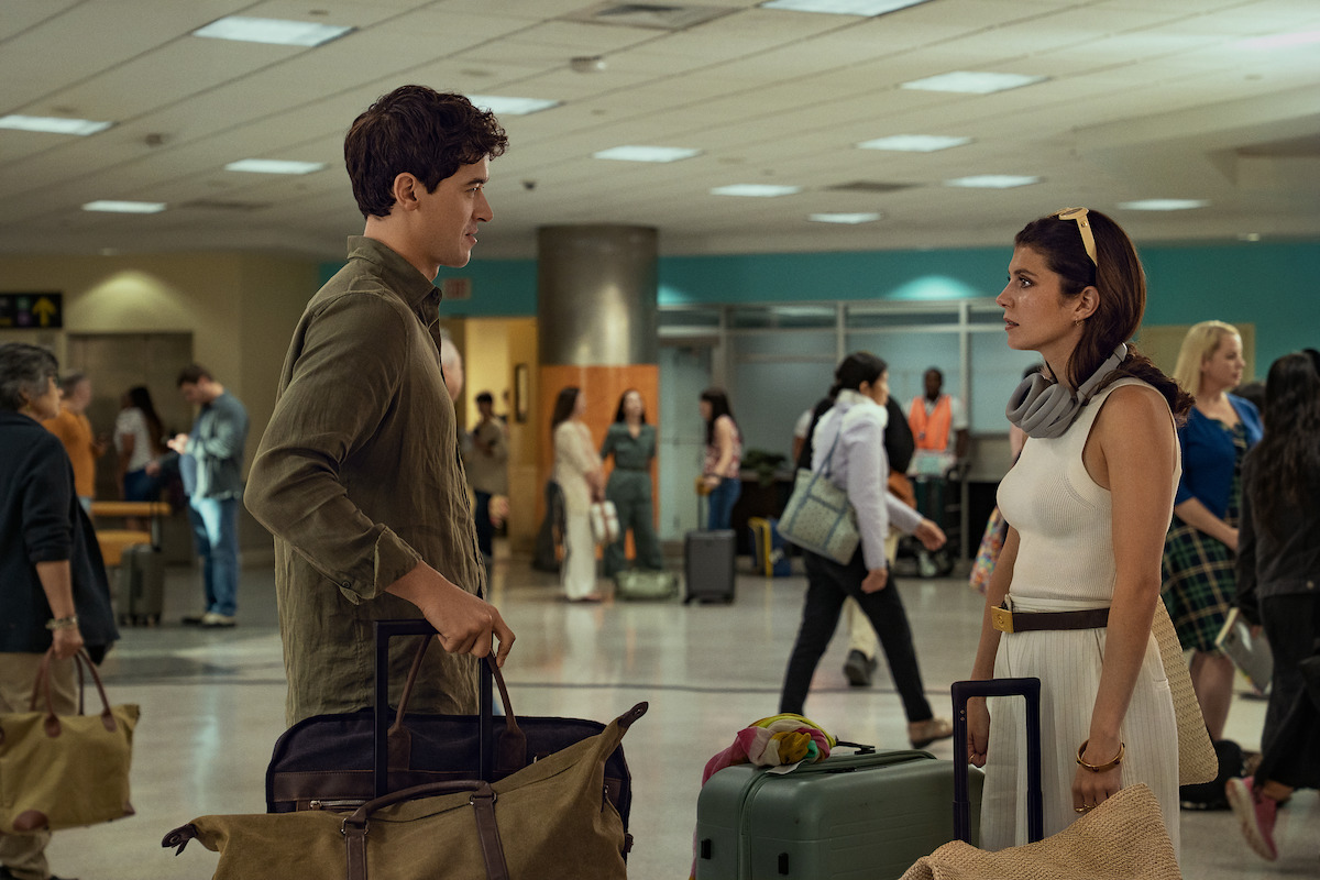 Tom Blyth as Alex and Emily Bader as Poppy in ‘People We Meet on Vacation’