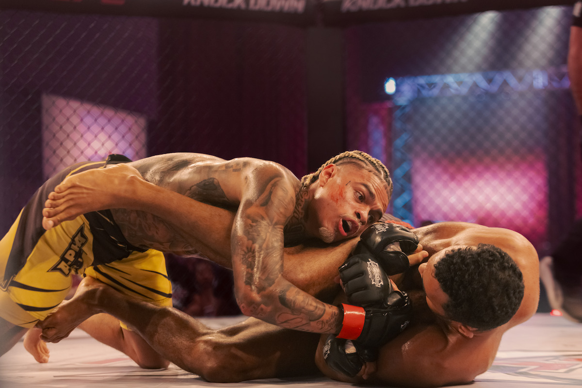 Dois lutadores, vividos por MC Cabelinho e Vinícius Neri, se enfrentam num ringue de MMA na série Fúria